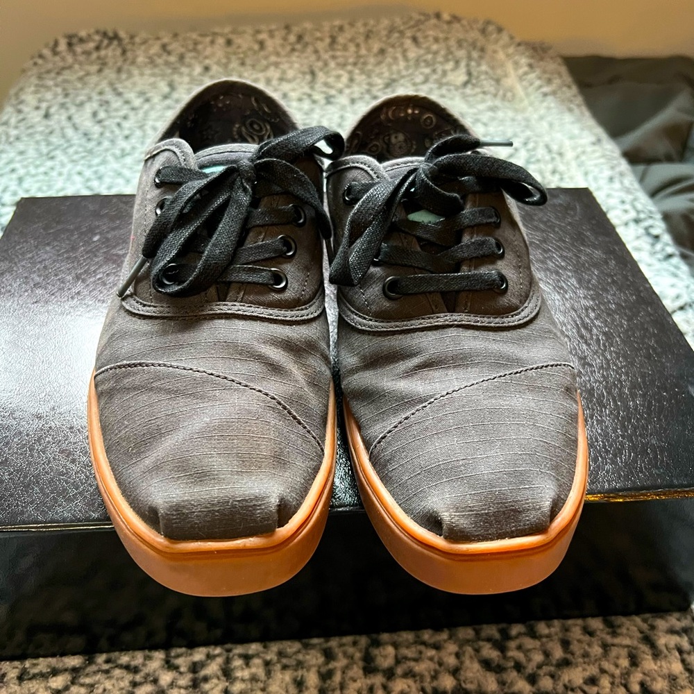 Tom’s size 8 gray Canvas sneakers